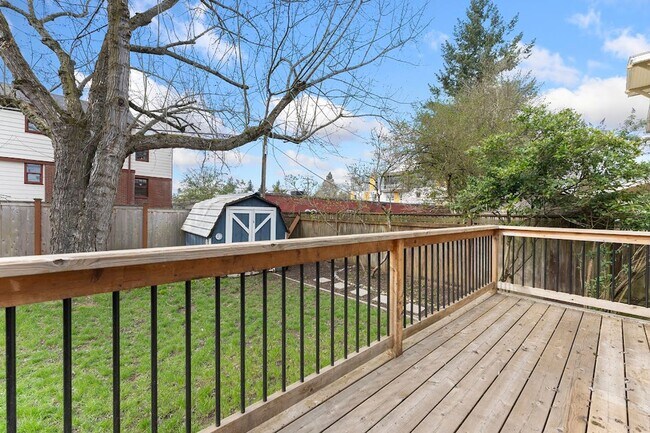 Building Photo - Stunning Craftsmen Beauty 3/1.5  bath 2000 sf! -ALBERTA/CONCORDIA