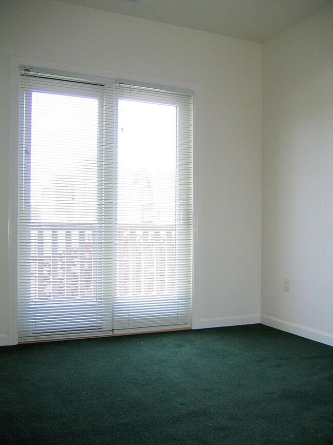 Building Photo - WHAT’S SPECIAL COMFORTABLE SHARED SPACE    BRIGHT OPEN-CONCEPT LAYOUT  DINING AREA SPACIOUS TOWNH...