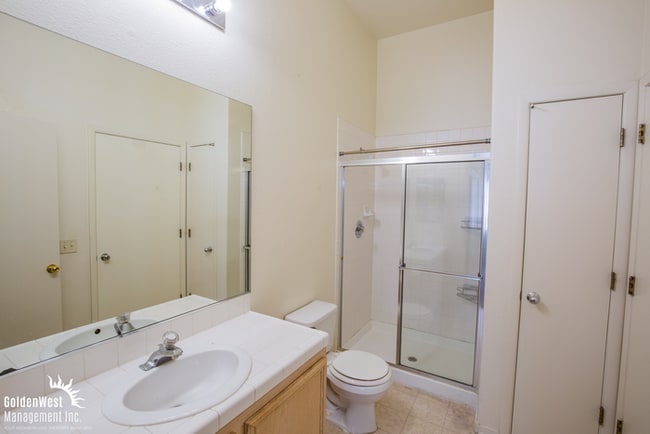 Building Photo - Bright and Spacious 2Bdm 2Ba in Gated Comm...