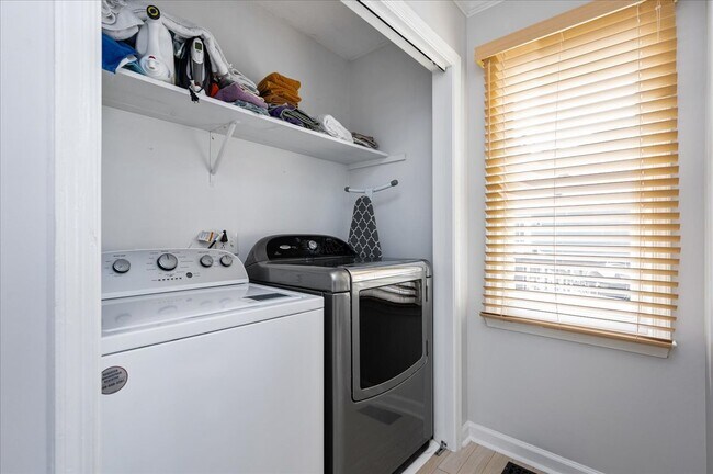 Building Photo - 616 E Davie St