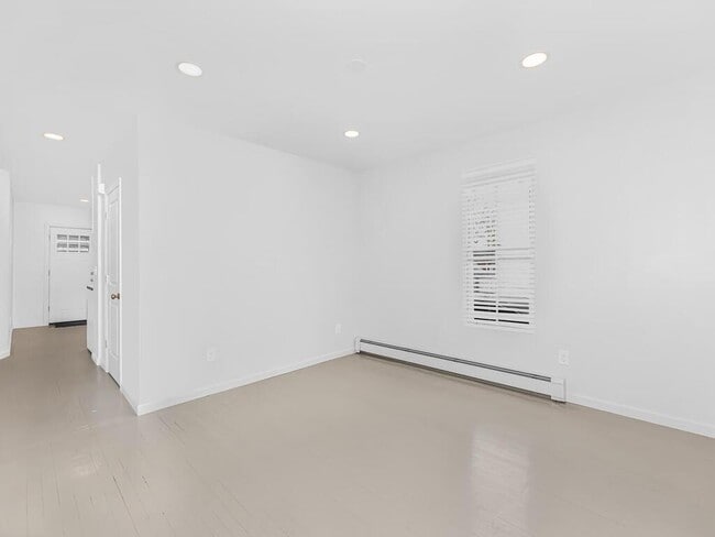 Building Photo - 7 Sproat St