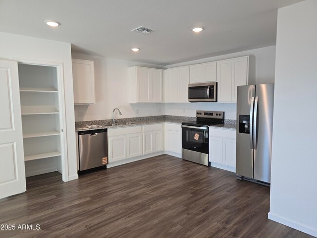 Building Photo - 729 Dylan Ct