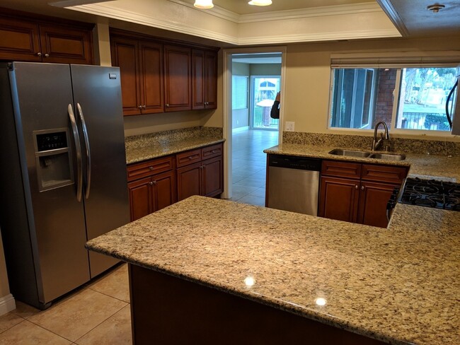 Building Photo - Beautiful 5 bedroom 2.5 bathroom sitting r...