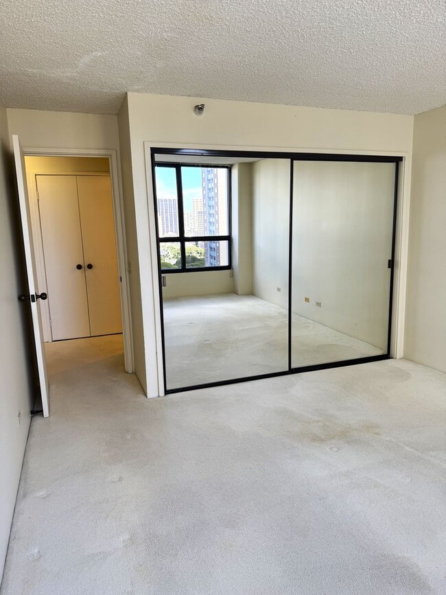 Building Photo - Royal Capitol Plaza - One bedroom, one bat...