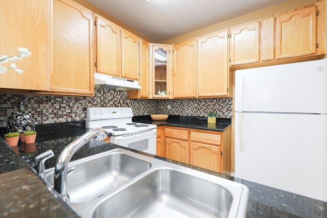 Building Photo - 1000 Ranchway Dr