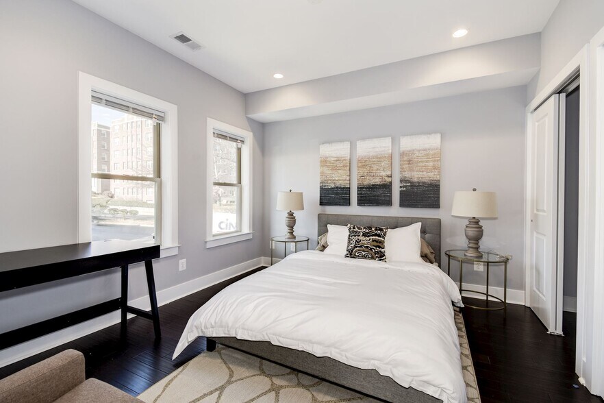 Building Photo - 2122 3rd St NE