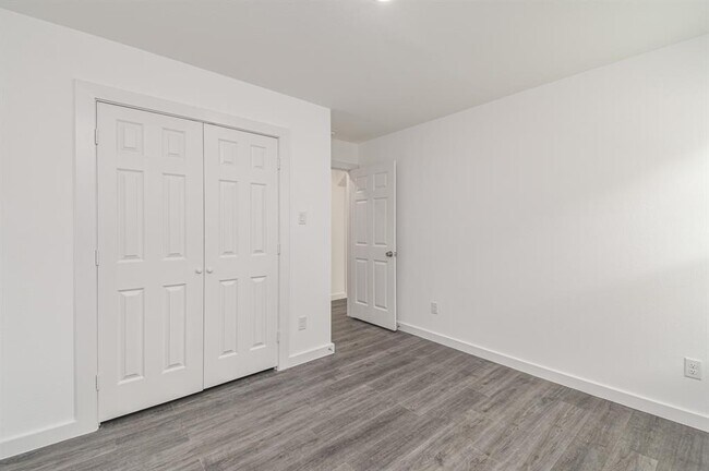 Building Photo - 7802 Crestview Dr