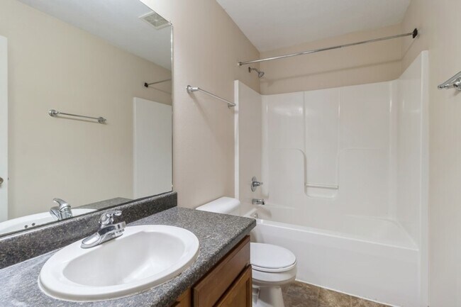 Building Photo - Commuter's Dream!!  3 Bedroom, 2.5 Bathroom Home in West Des Moines!