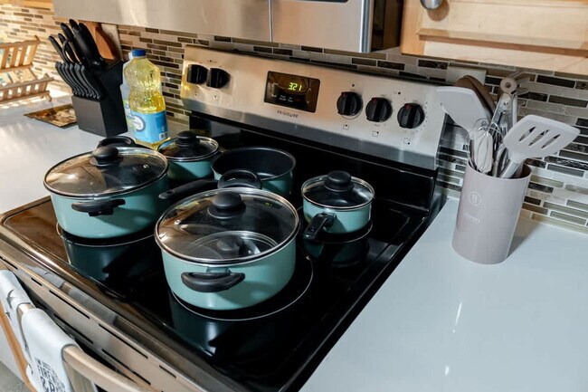 Building Photo - 4989 Randlett Dr