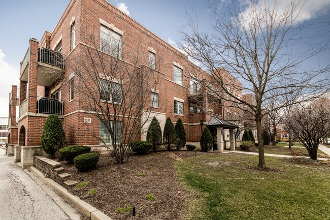 Building Photo - 1021 Peterson Ave