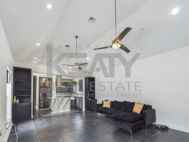 Building Photo - Three Bedroom Home in Sunset!