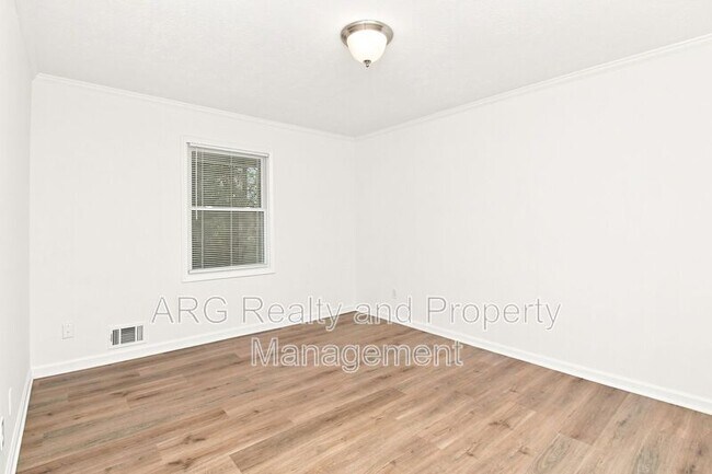Building Photo - 2142 Fairway Ct SE