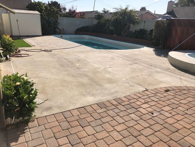 Building Photo - Amazing Single Family Home Located in desirable Huntington Beach!