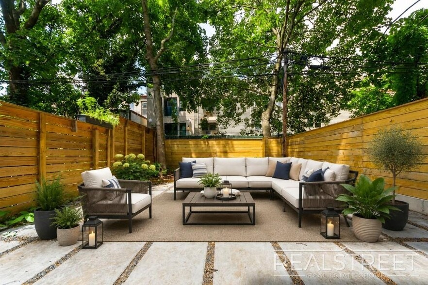 Building Photo - Three Bedroom Duplex w. Backyard.