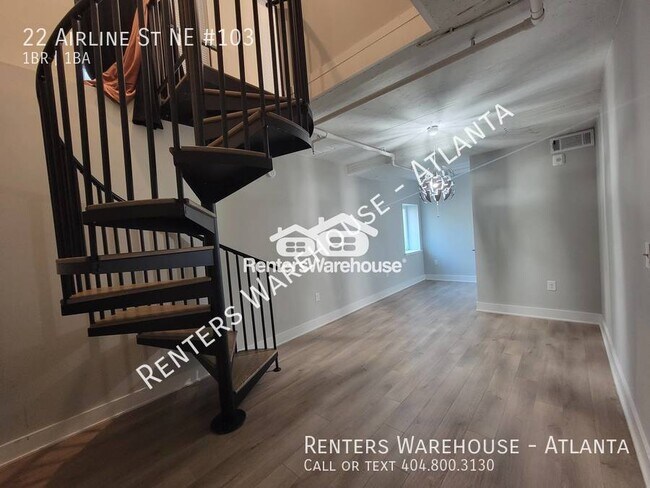Building Photo - Location! Location! 2 Story 1 Bedroom step...