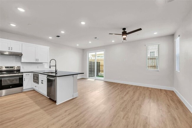 Building Photo - 7600 Strong Bow Ct