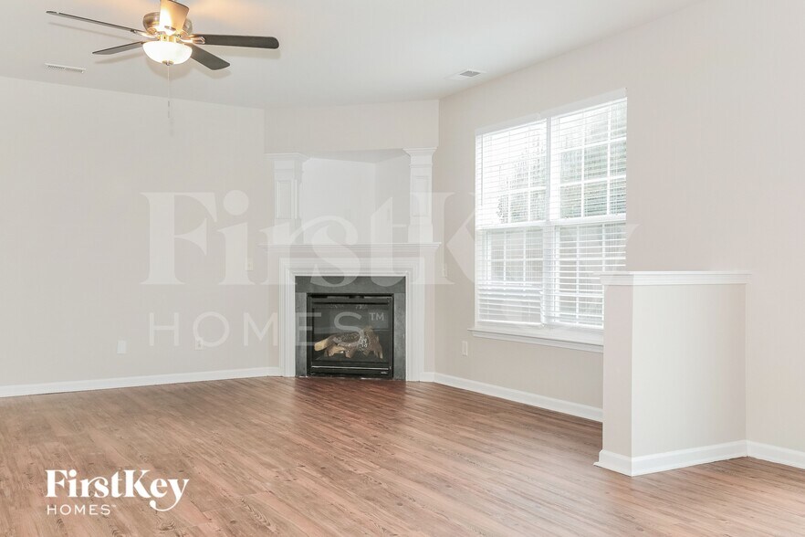 Building Photo - 3969 Creekmoore Dr