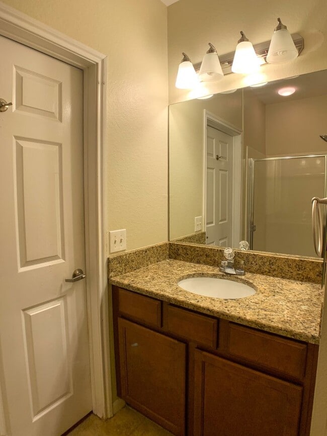 Building Photo - Studio unit in Downtown with free water an...