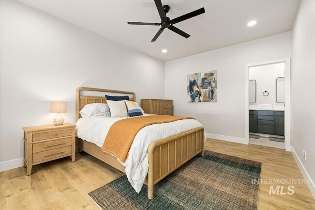 Building Photo - 10494 W Shields Ave