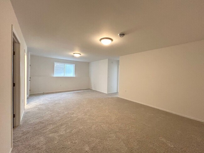 Building Photo - Spacious & Stylish 4-Bed Home with Modern Finishes and Attached 2-Stall Garage