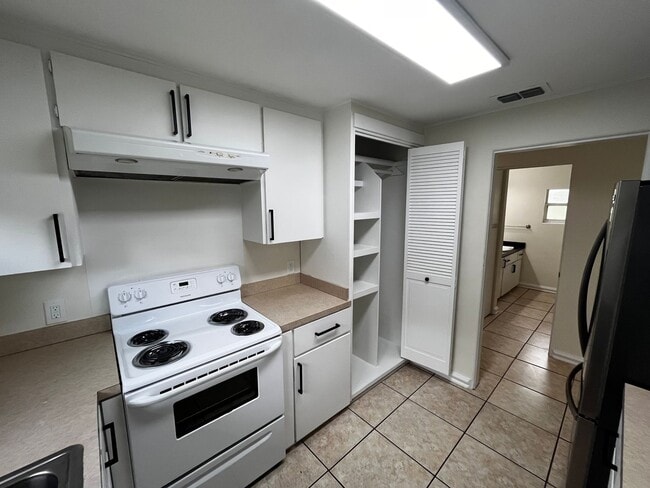 Building Photo - 1017 Hardwick Ave