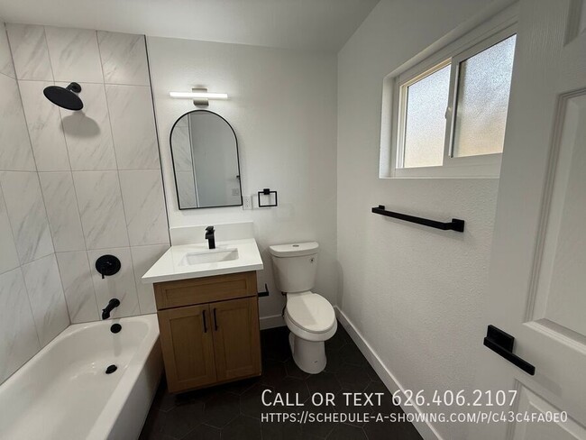 Building Photo - Modern 1-Bedroom-1 MONTH FREE  | In-Unit W...