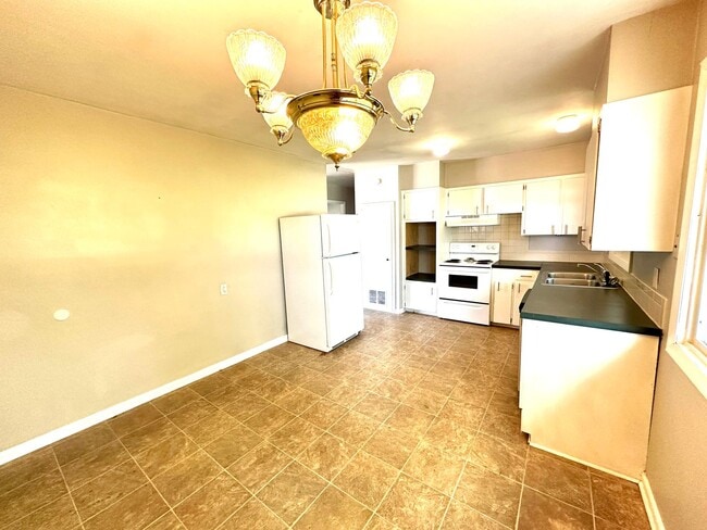Building Photo - GREAT LOCATION!  3 BEDROOM 1 BATH IN S JOP...