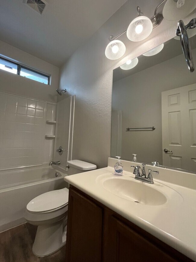 Building Photo - 4 Bedroom Home with Loft in Stonefield Com...