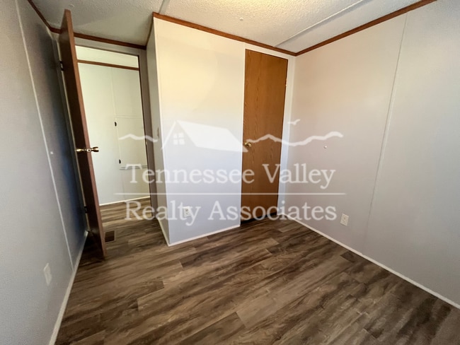 Building Photo - Well kept 3 bedroom/ 2 bathroom home just ...