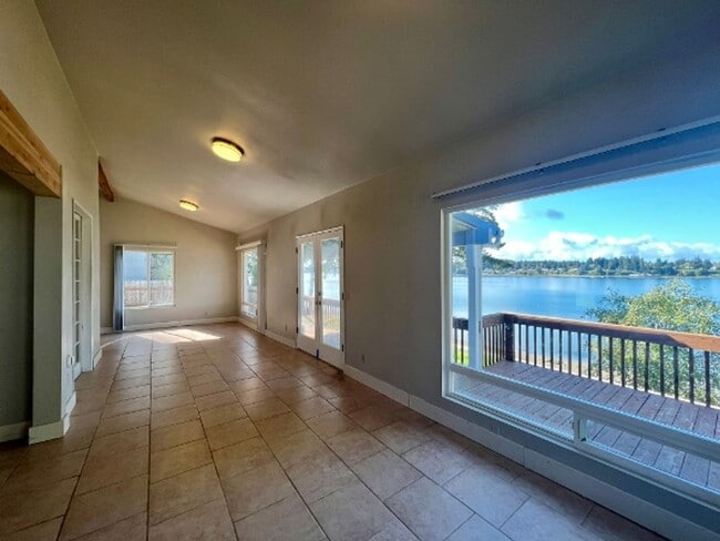 Building Photo - Beachfront Cabin - Water Included