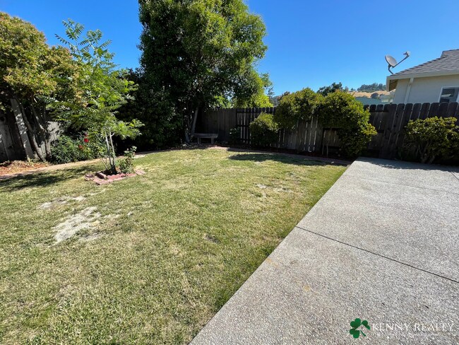 Building Photo - 3 Bedroom Home in Hayward