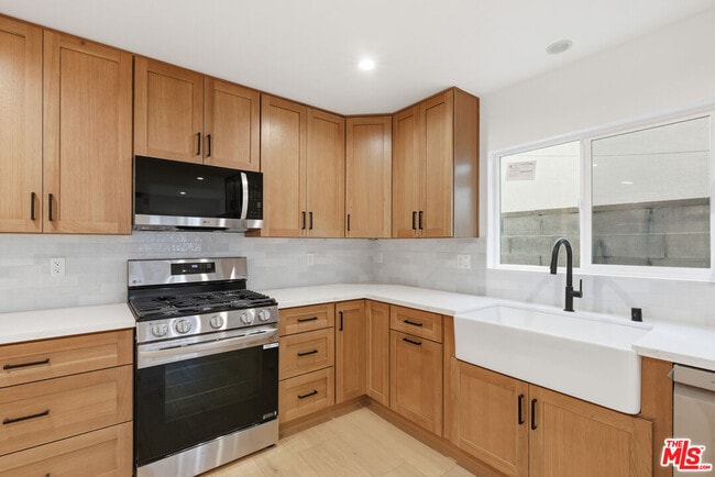 Building Photo - 3431 Edgehill Dr