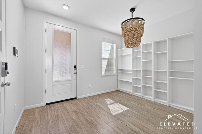 Building Photo - 611 Jade St