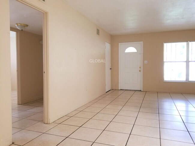 Building Photo - Charming 3-Bedroom Home with Spacious Back...