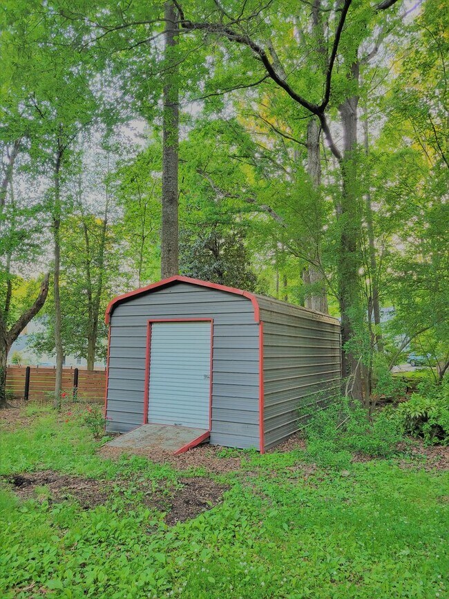 Building Photo - Huge 5 bedroom upgraded Colonial with larg...