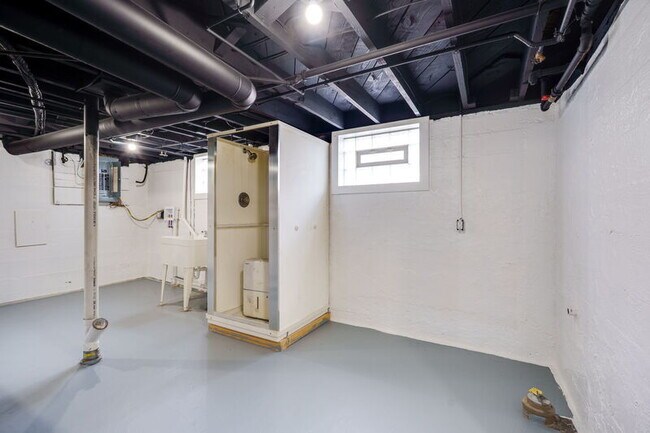 Building Photo - 2824 Dwight Ave