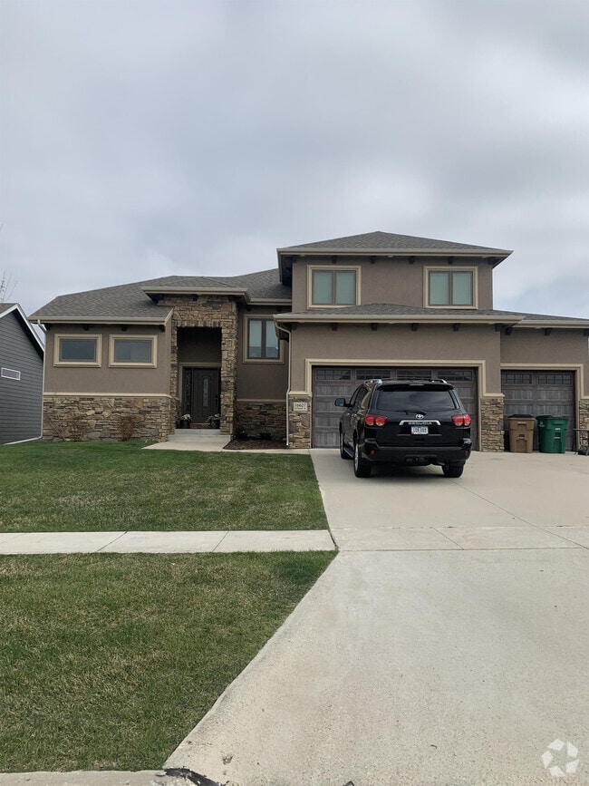 Building Photo - 16627 Dellwood Dr