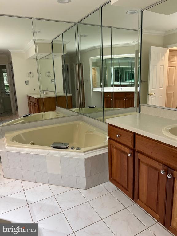 Building Photo - 1710 Chanticleer