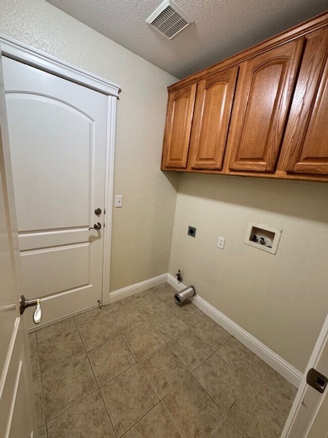 Building Photo - $300 Move in Special - Beautiful South Red...