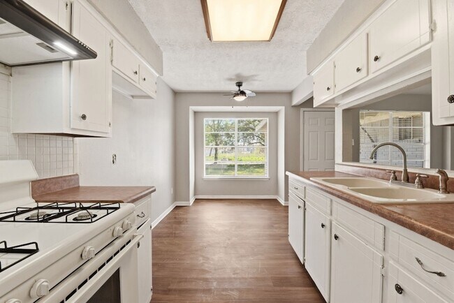 Building Photo - 3120 Royal St