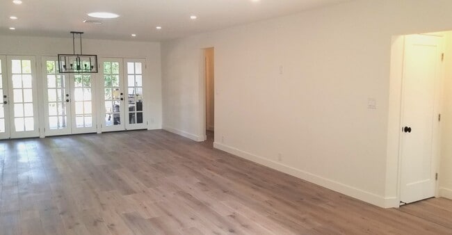 Building Photo - 3 Bedrooms, 2 Baths Remodeled Encino Home ...
