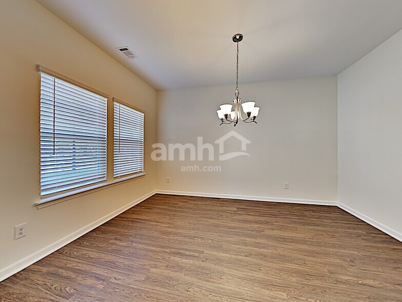 Building Photo - 441 Camp dr