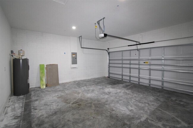 Building Photo - 9118 N Cortlandt Dr