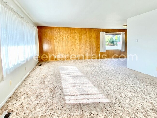 Building Photo - Large 2BD/2BA Montesano Duplex