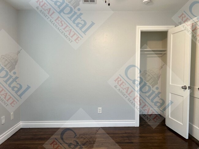 Building Photo - Updated 3 Bedroom