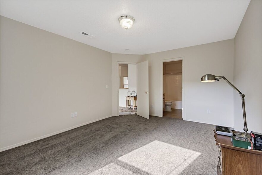 Building Photo - 301 Parkmont Way