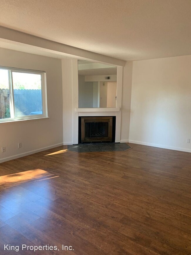 Building Photo - 3 br, 2.5 bath House - 3401 Bermuda Avenue...