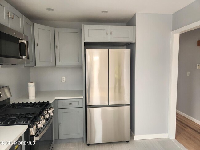 Building Photo - 883 Roundtree Dr