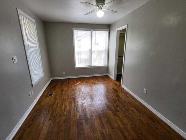 Building Photo - 3 bedroom, 1.5 bathroom house located in E...