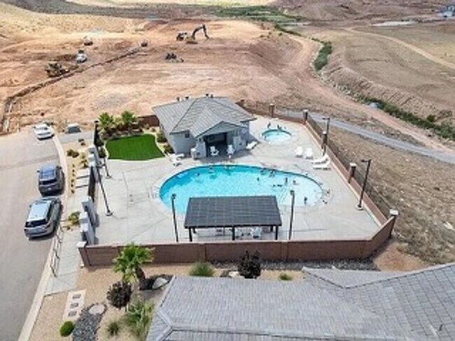 Building Photo - Modern Desert Living in a Bright & Spacious Townhome